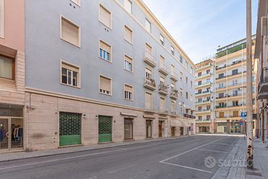 CAGLIARI: Bivano al terzo piano con ascensore