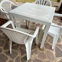 Set di tavolo e 4 sedie da giardino