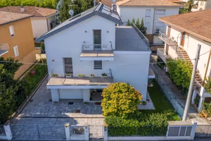 Villa di 375 m² con più di 5 locali e box auto a P
