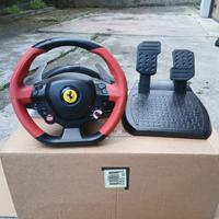 Volante con pedaliera per videogiochi