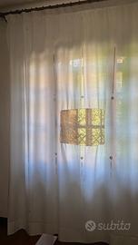 Tenda misto lino bianca, ricamata a mano.