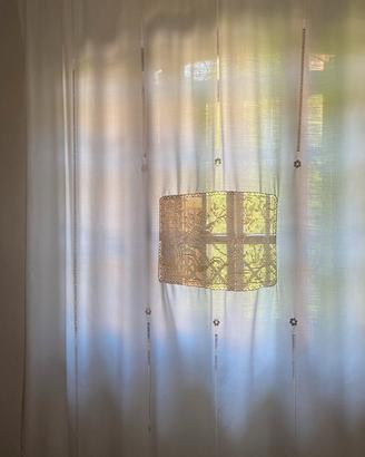 Tenda misto lino bianca, ricamata a mano.