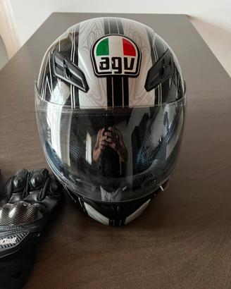 Casco e guanti moto