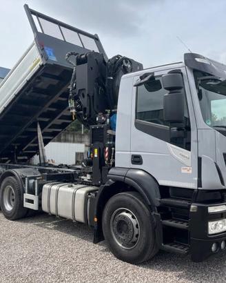 Camion gru ribaltabile con gru