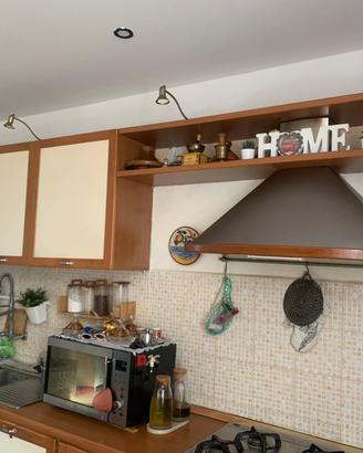 Cucina Accogliente e Funzionale - Stile Moderno