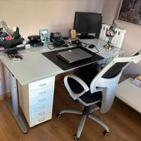 scrivania ikea e sedia da ufficio 