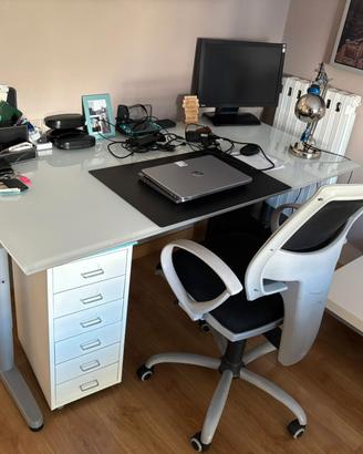 scrivania ikea e sedia da ufficio 
