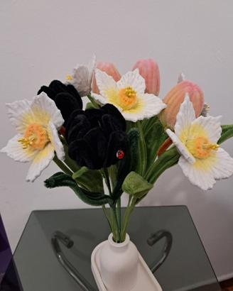mazzo 💐 di narcisi, tulipani neri e colorati 