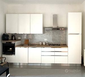 Cucina completa, 360 cm, usata solo 1 anno.