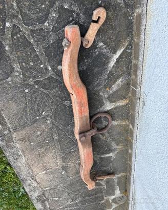 Vecchissimo giogo in legno