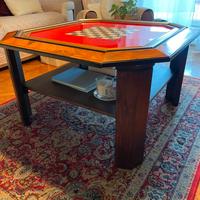 Tavolo da salotto con scacchiera