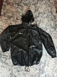 Giacca impermeabile e antivento per lo sport.