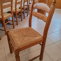 sedie in legno di due colori differenti