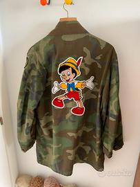 Camicia mimetica con ricamo di Pinocchio