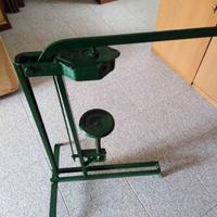 Tappatrice per tappi in sughero degli anni '60.