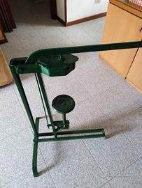Tappatrice per tappi in sughero degli anni '60.