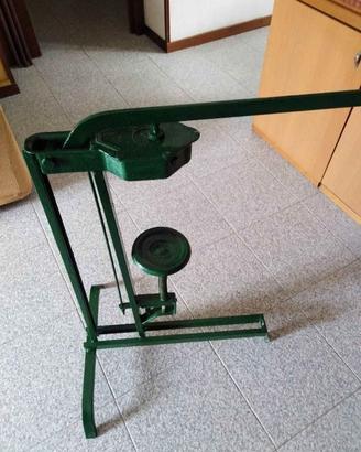 Tappatrice per tappi in sughero degli anni '60.