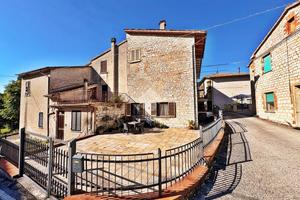 CASA SEMINDIPENDENTE A FOSSATO DI VICO
