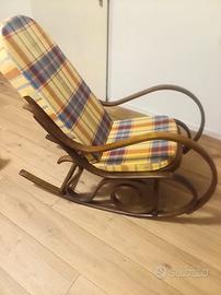 Sedia a dondolo vintage in legno con cuscini