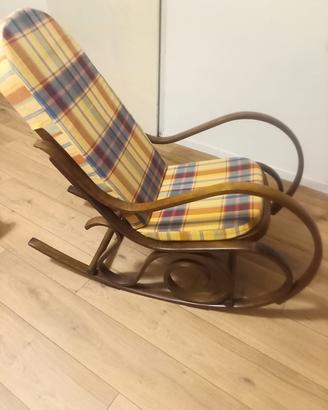 Sedia a dondolo vintage in legno con cuscini