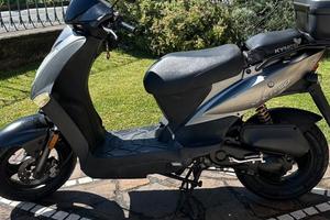 Kymco Agility 50 R12 con bauletto post