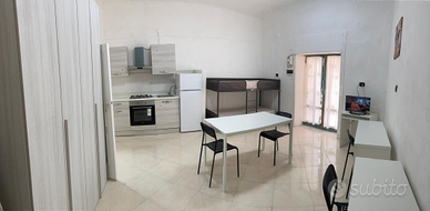 Mono locale con bagno e balcone