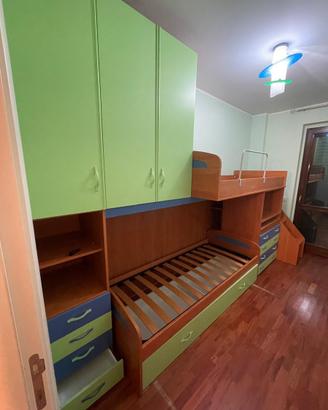 Cameretta per bambini con armadio e due letti