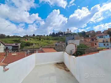 Grande casa singola con garage