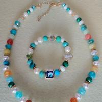 Collana di pietre e sfere in resina con bracciale