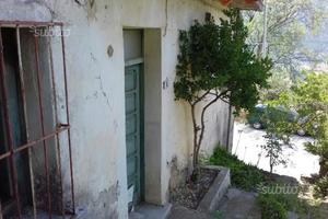 Casa da ristrutturare a roccadaspide (sa)