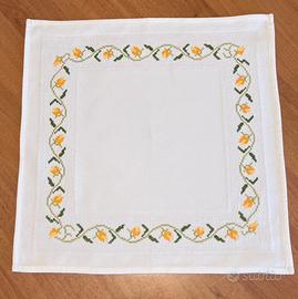 Centrino  ricamato a punto croce