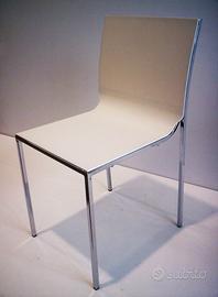 Sedie bianche con gambe in acciaio