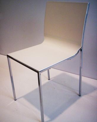 Sedie bianche con gambe in acciaio