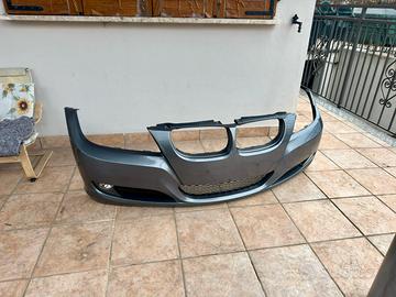 Paraurti Anteriore BMW E90 (Griglie + Fendinebbia)