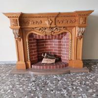 Camino artistico in legno intagliato a mano
