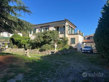 Villa di 298 m² con più di 5 locali a Isolabona