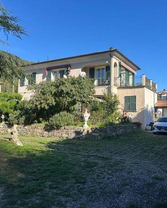 Villa di 298 m² con più di 5 locali a Isolabona