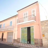 Ittiri. Intero edificio con cortile