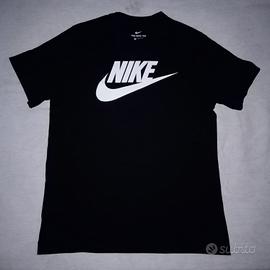T-shirt nera Nike