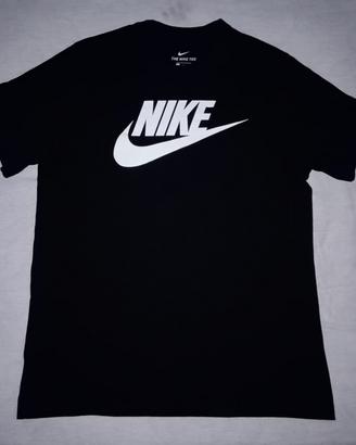 T-shirt nera Nike