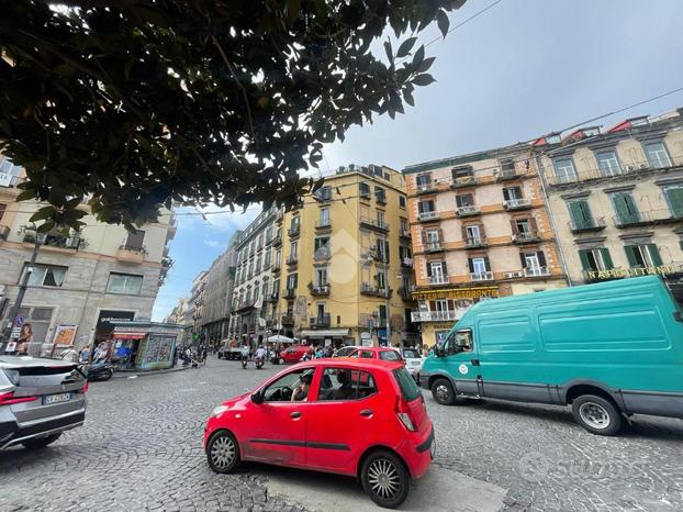 NEGOZIO A NAPOLI