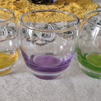 tre bicchieri colorati