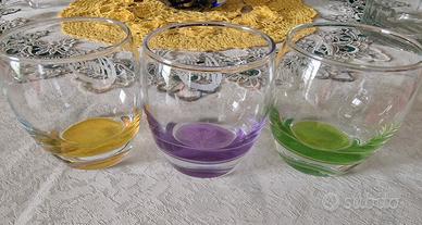 tre bicchieri colorati