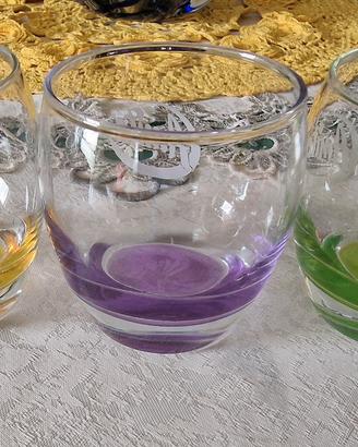 tre bicchieri colorati