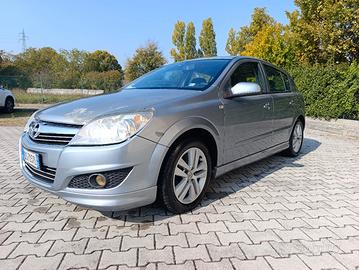 Opel Astra 1.7 CDTI 125 CV con soli 99.000 km
