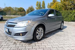 Opel Astra 1.7 CDTI 125 CV con soli 99.000 km