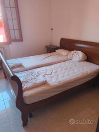 Letto matrimoniale con due comodini
