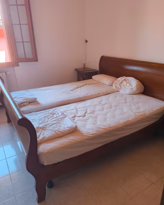 Letto matrimoniale con due comodini