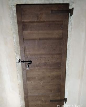 porta in abete vecchio con catenaccio ferro vecchi