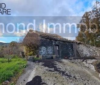 Terreno 10.000 mq con rustici a sant'alfio